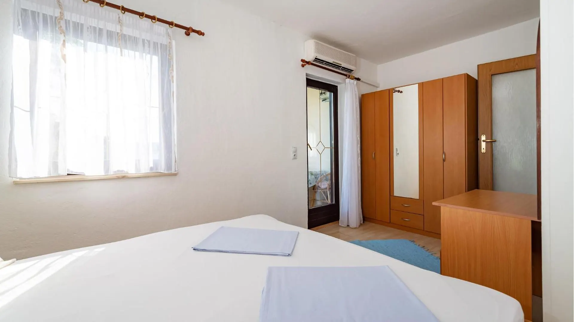 Beach Front Apartment In Rovanjska With Wifi