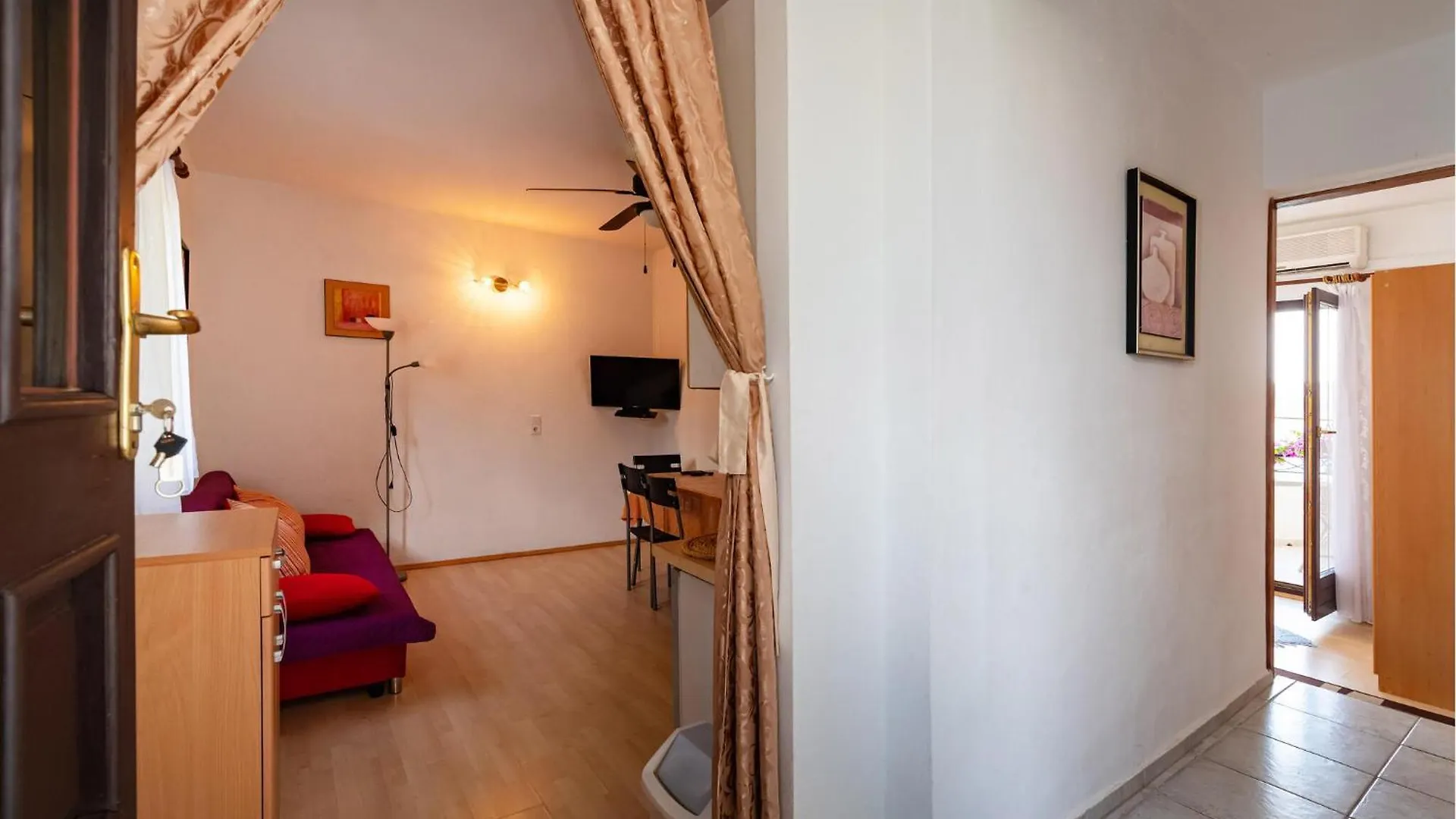 Beach Front Apartment In Rovanjska With Wifi 0*,  Chorvatsko