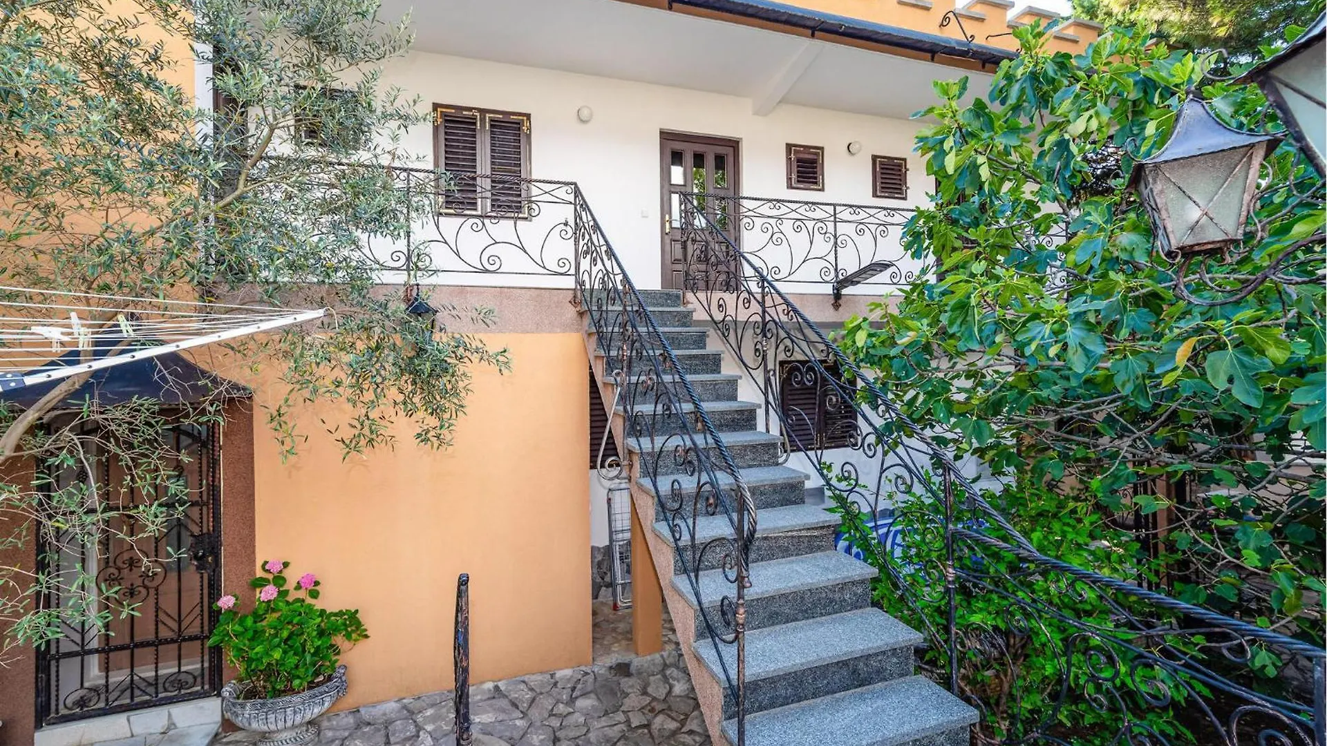 Beach Front Apartment In Rovanjska With Wifi 0*,